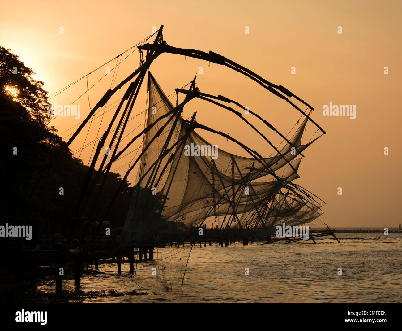 Chinesische Fischernetze, Sonnenuntergang, Arabisches Meer, Kochi, Kerala, Südindien, Indien Stockfoto