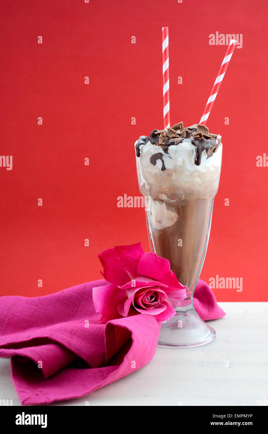 Eiskaffee trinken in klassischen Limonade Gläser im modernen Café Stil rot und rosa Hintergrund auf weiß Vintage Holz Tisch. Stockfoto