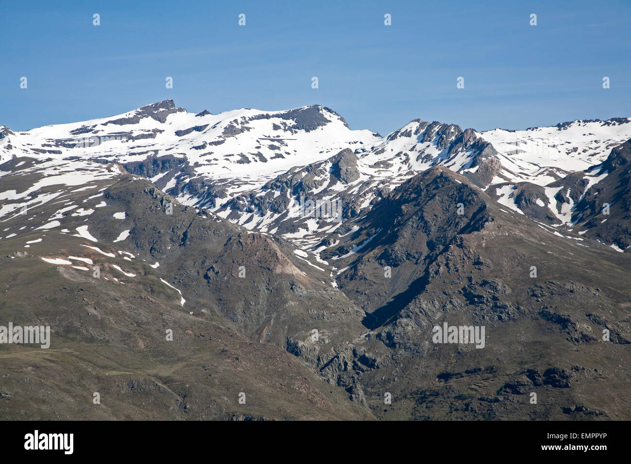 Schneebedeckte Berge der Sierra Nevada, hohe Alpujarras in der Nähe von Capileira, Provinz Granada, Spanien Stockfoto