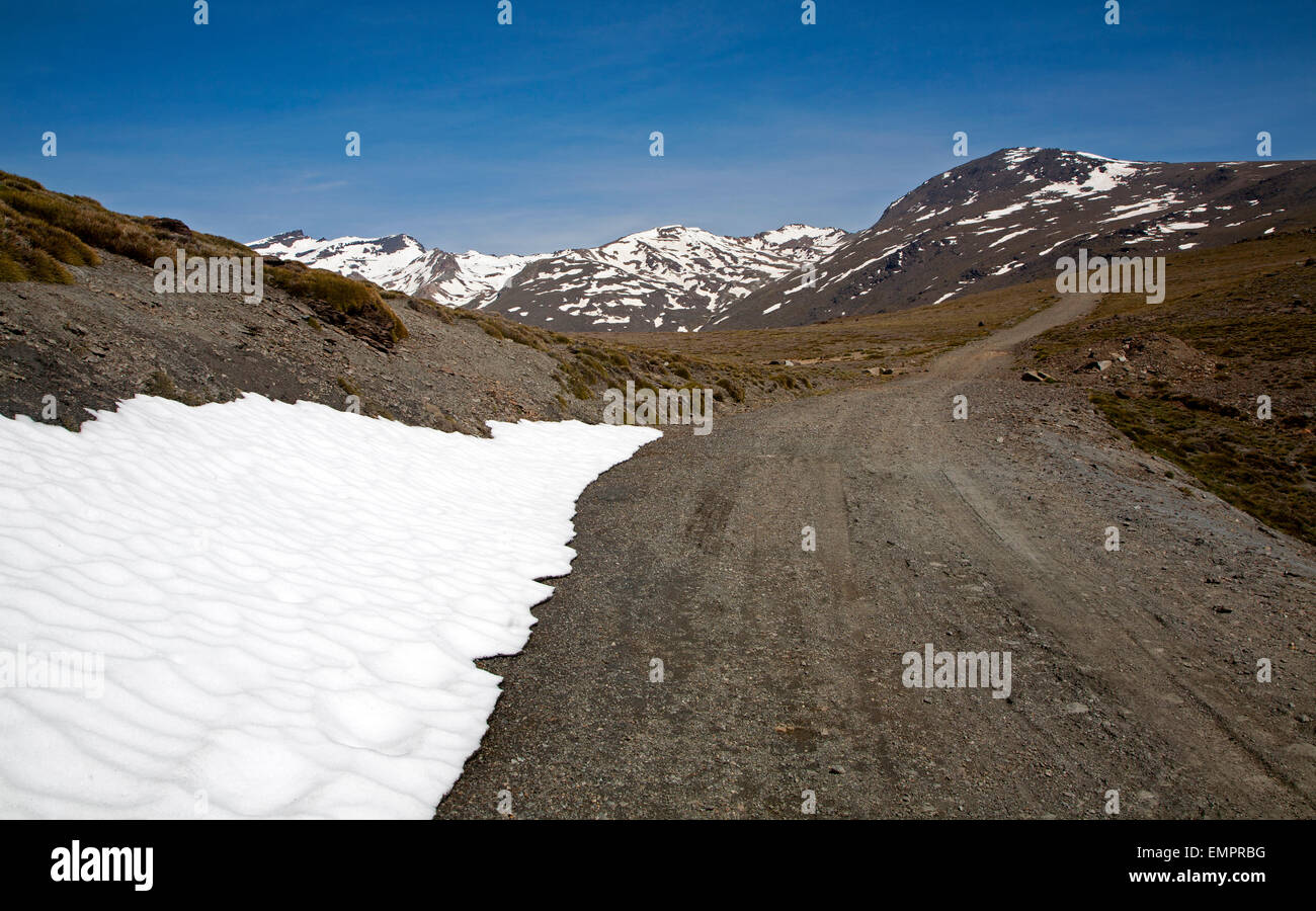 Schneebedeckte Berge der Sierra Nevada, Alpujarras, in der Nähe von Capileira, Provinz Granada, Spanien Stockfoto