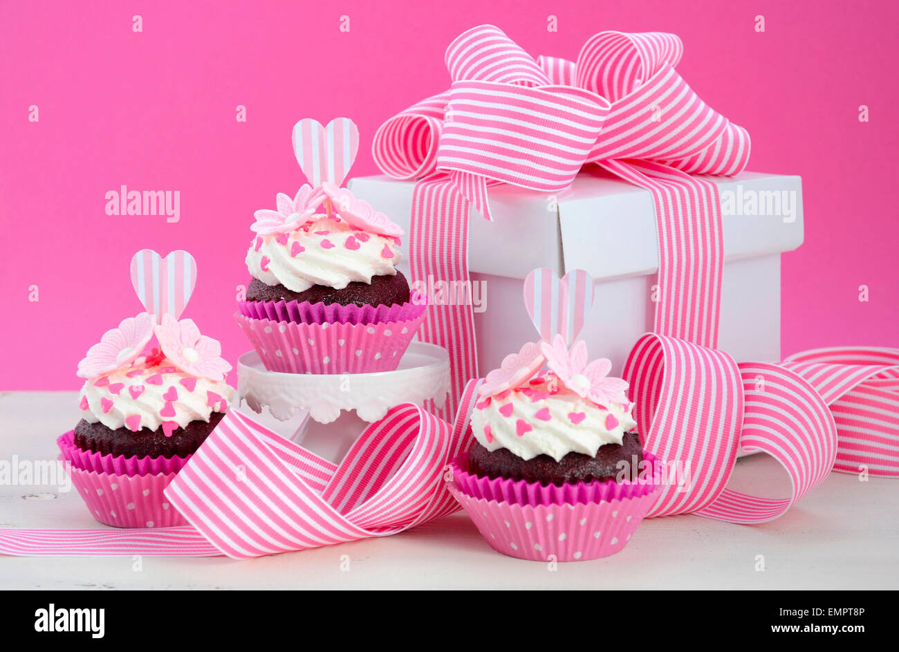 Glücklich Muttertag rosa und weißen Cupcakes auf Retro-Stil Kuchen steht und großen Geschenk-Box auf Jahrgang weiß Holztisch. Stockfoto