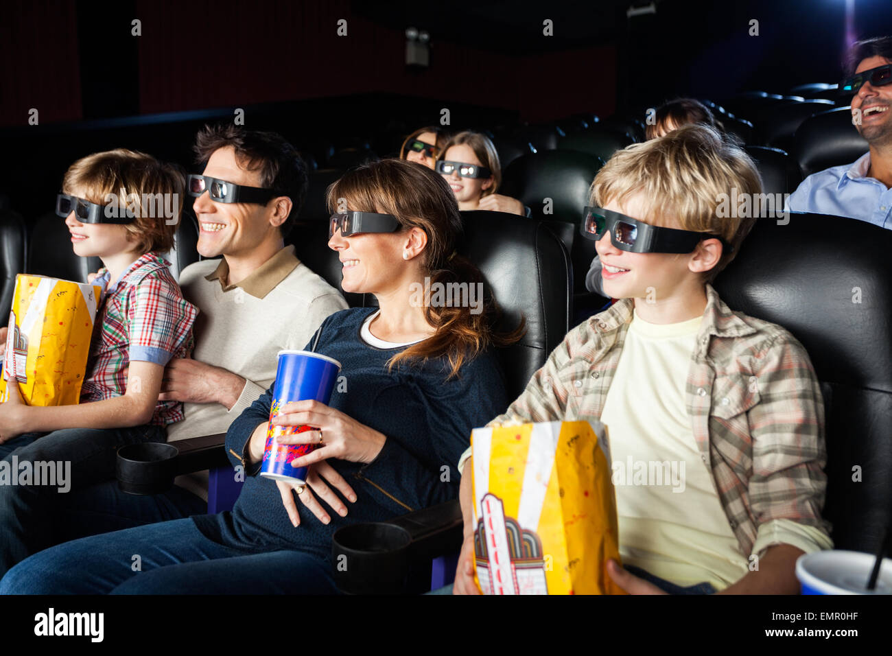Lächelnd Familien während der 3D-Film im Theater Stockfoto
