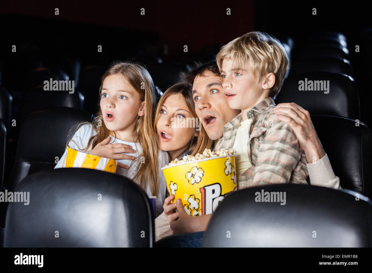 Schockiert Familie beobachtete Film im Theater Stockfoto