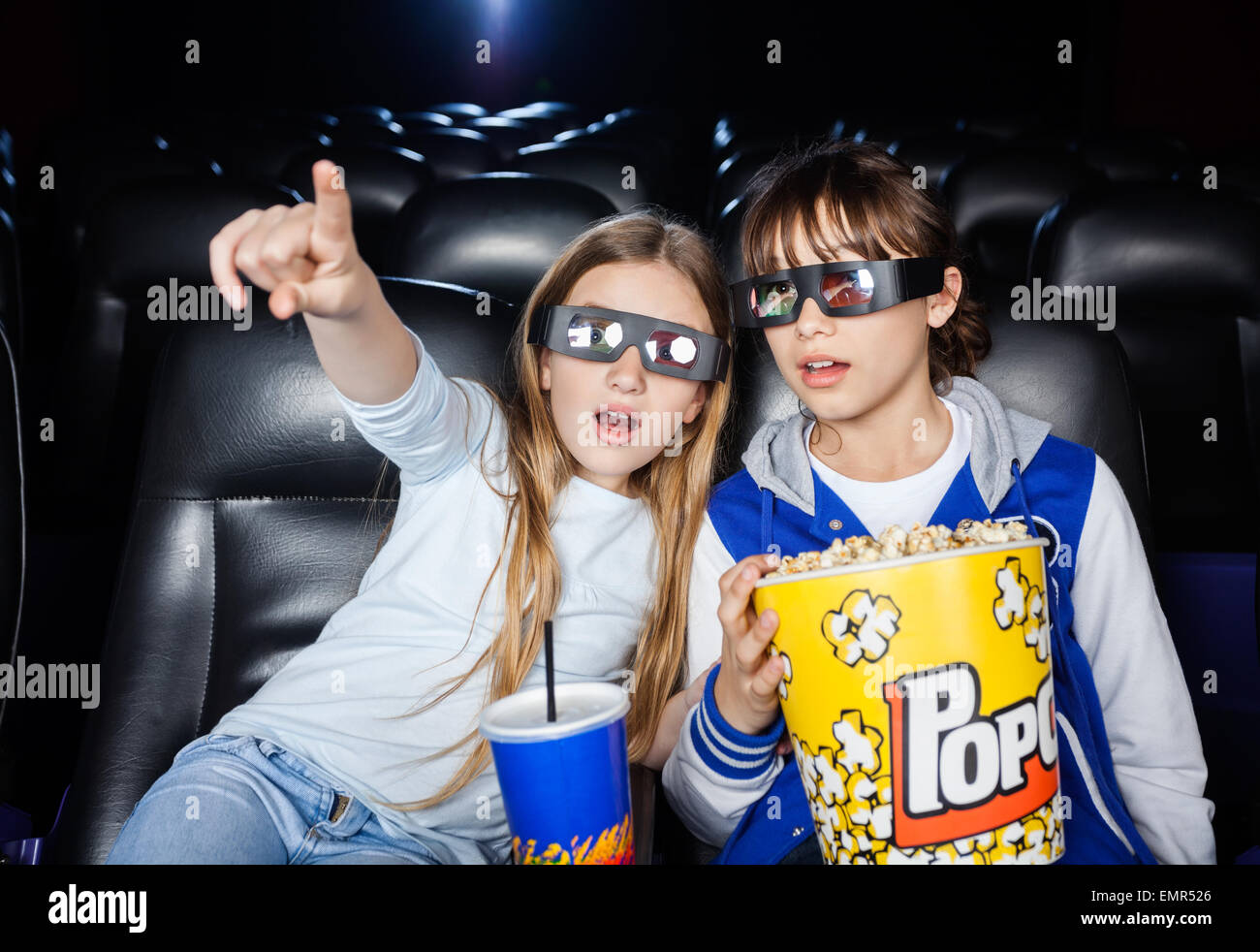 Mädchen zeigen etwas Schwester im 3D Entertainment Stockfoto
