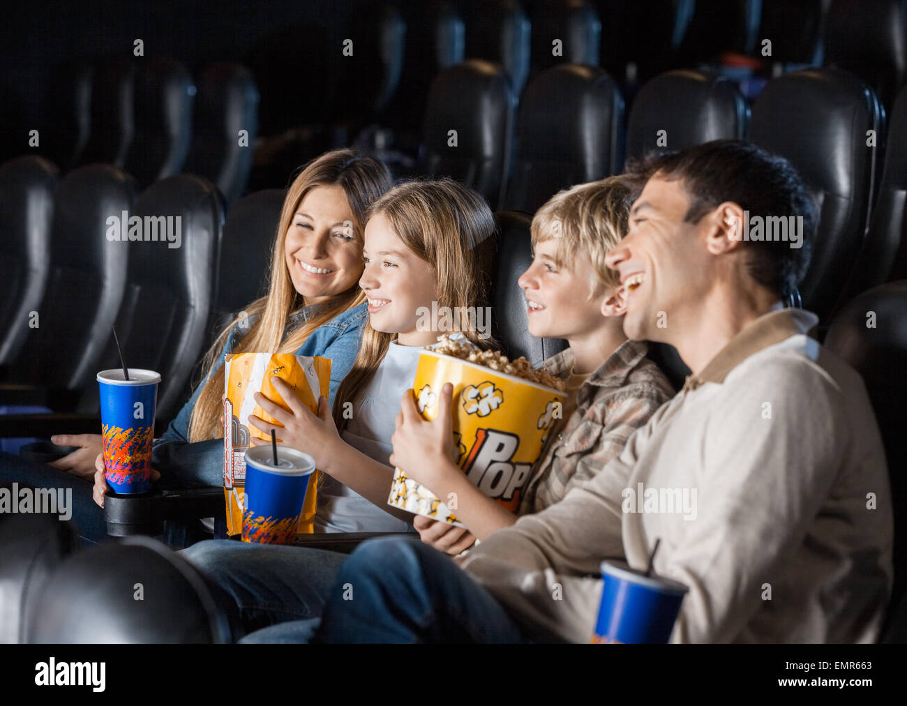 Familie Film im Theater genießen Stockfoto