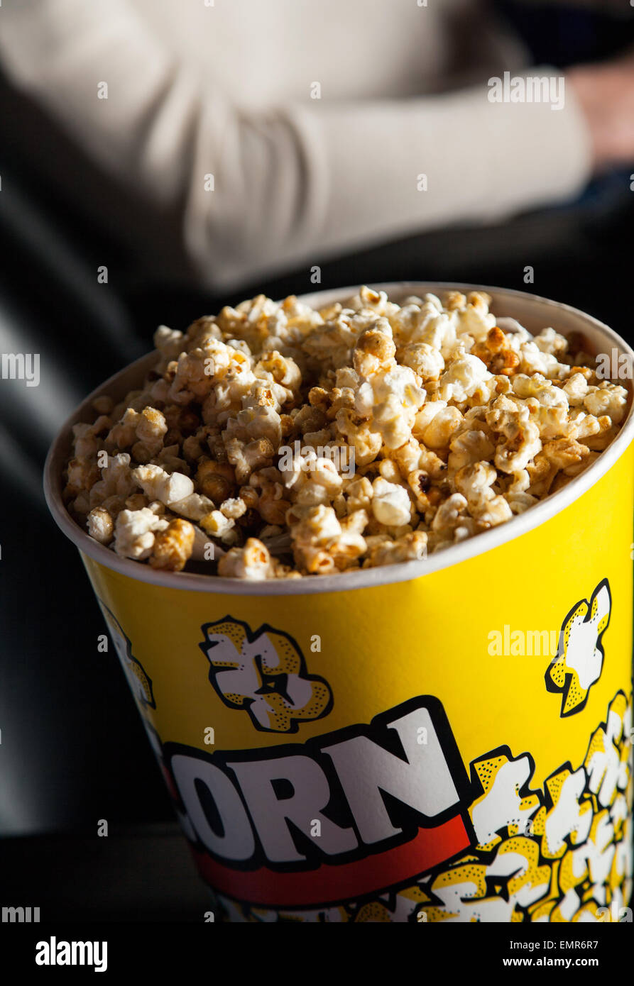 Eimer Popcorn im Kino-Theater Stockfoto