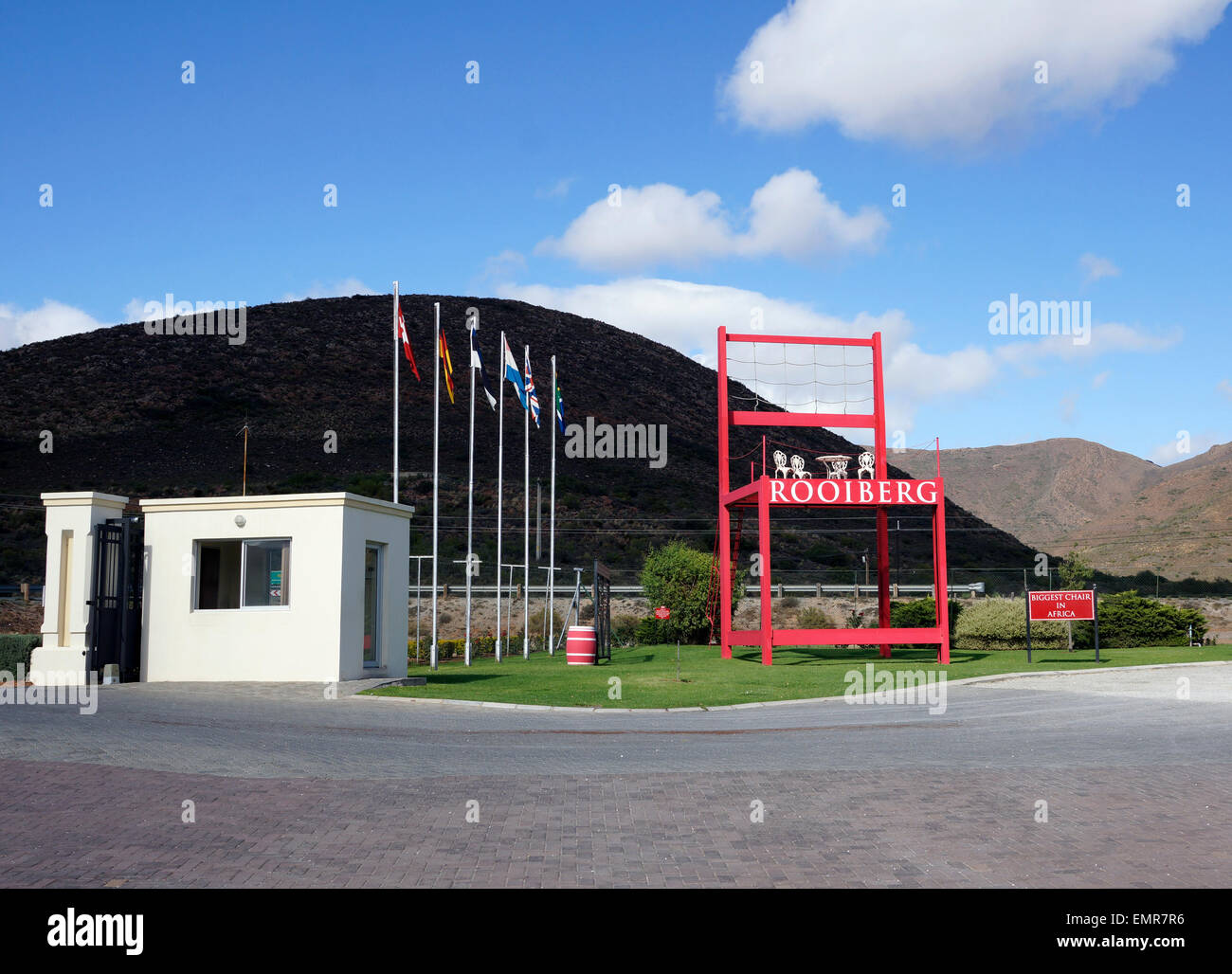 Seit 2013 hat Rooiberg Winery den größte Stuhl in Afrika trug, so dass es eine beliebte Touristenattraktion. Stockfoto