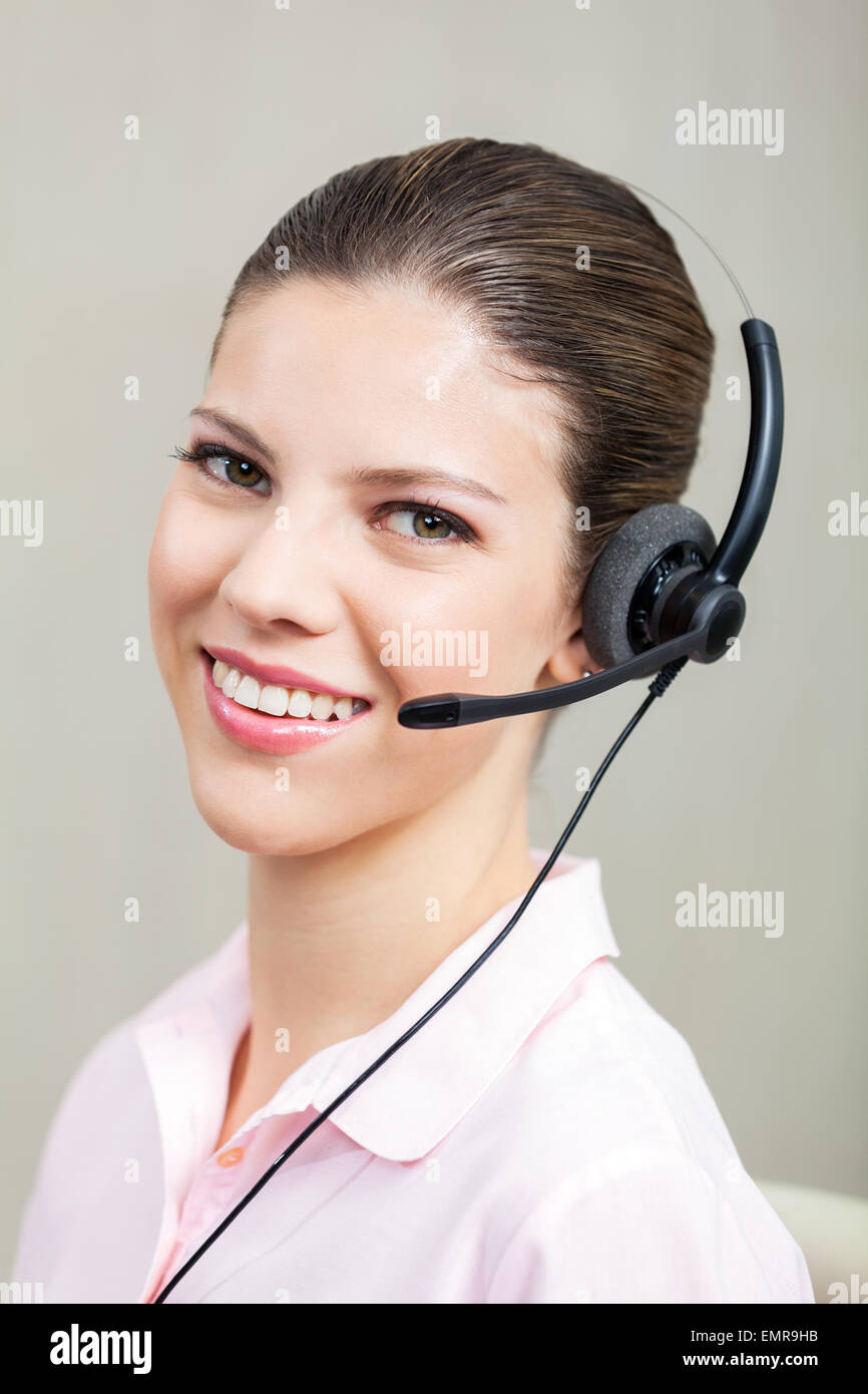 Call-Center Mitarbeiter mit Kopfhörer Stockfoto