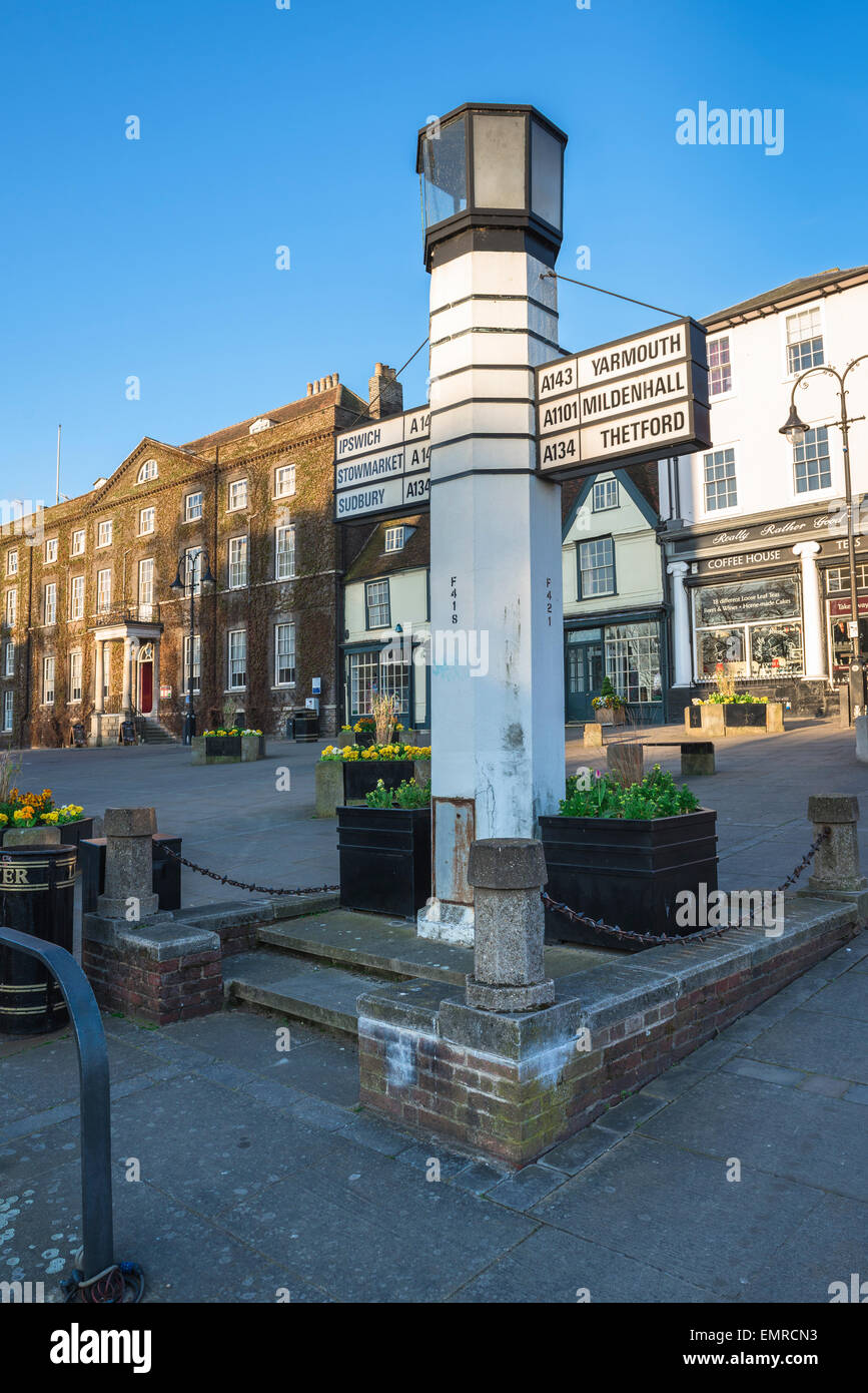 Bury St Edmunds Verkehrsschild, Blick auf das 'Pillar of Salt' Verkehrsschild auf Angel Hill in Bury St Edmunds, entworfen vom Architekten Basil Oliver, England Stockfoto