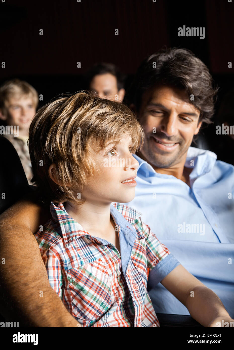 Lächelnd Familie Film im Theater Stockfoto