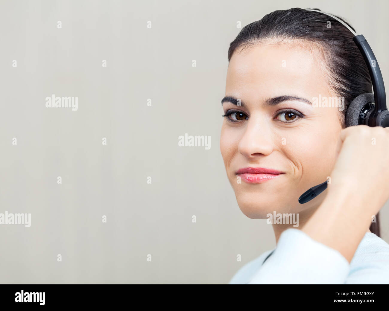 Weiblich-Call-Center Mitarbeiter mit Kopfhörer Stockfoto