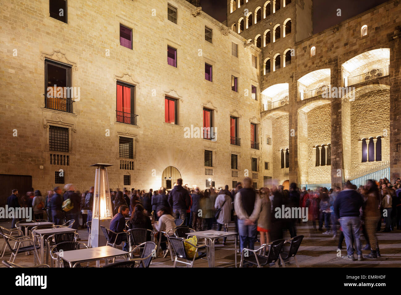 Menschenmassen beobachten ein Abendkonzert in der Plaça del Rei, Barcelona, Katalonien, Spanien Stockfoto