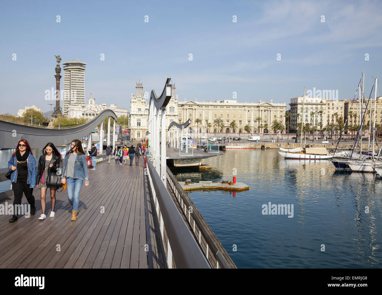 Rambla de Mar mit Blick zum Mirador de Colom, Barcelona, Katalonien, Spanien Stockfoto