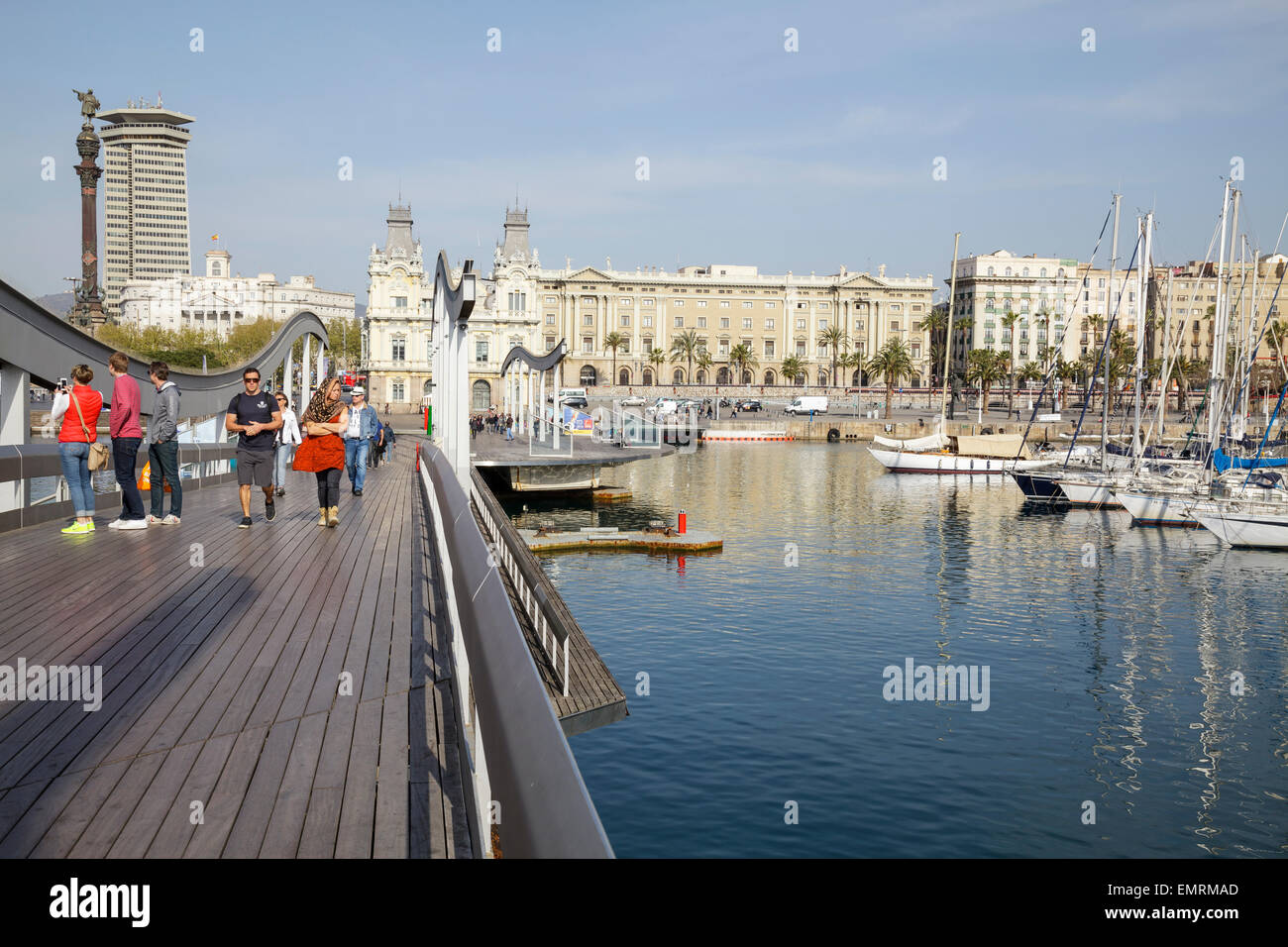 Rambla de Mar mit Blick zum Mirador de Colom, Barcelona, Katalonien, Spanien Stockfoto