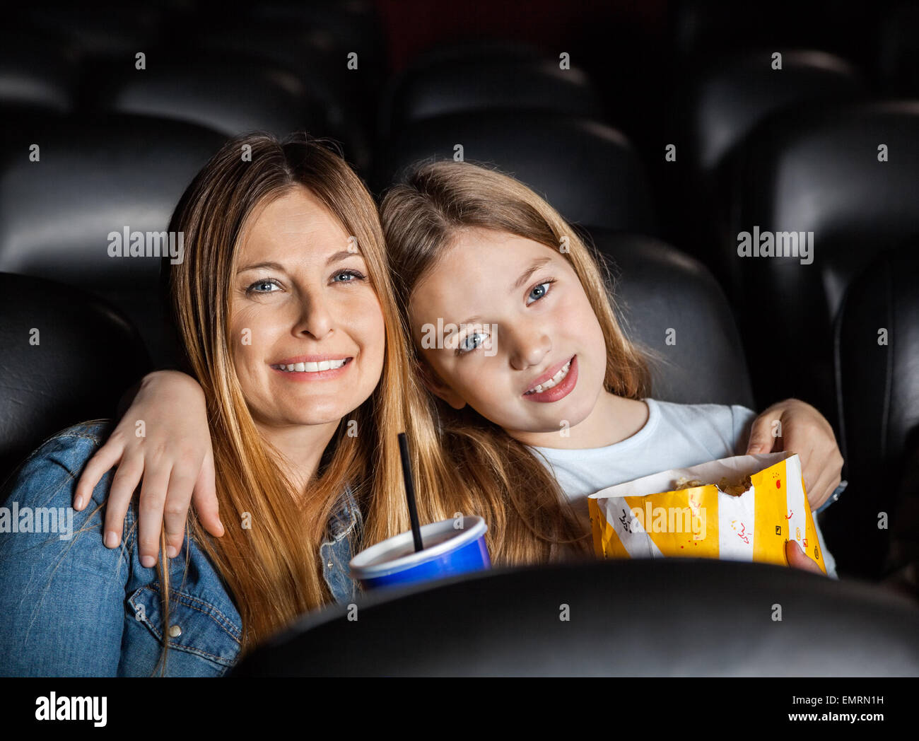 Liebevolle Mutter und Tochter im Theater Stockfoto