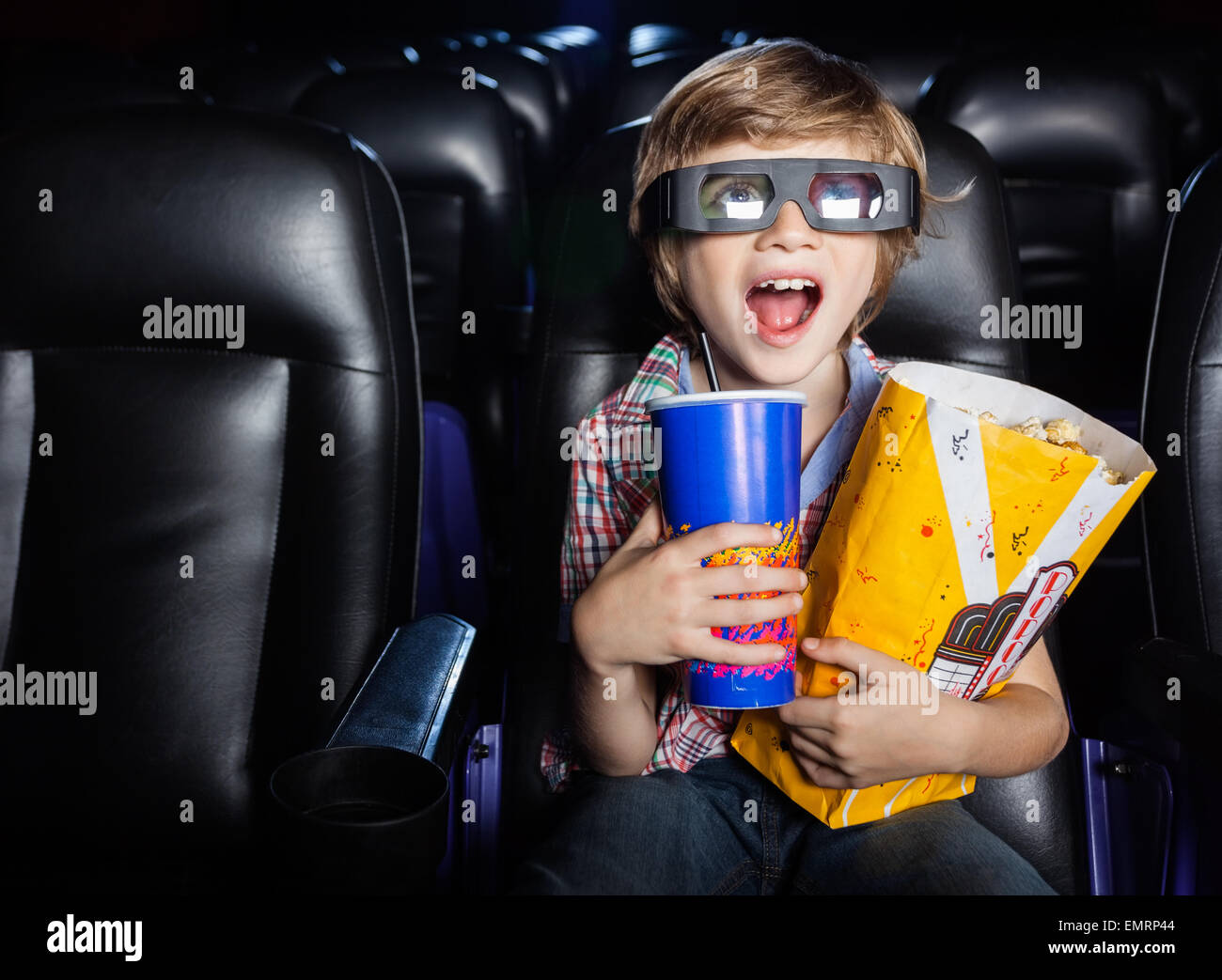 Überrascht Boy 3D Film im Theater Stockfoto