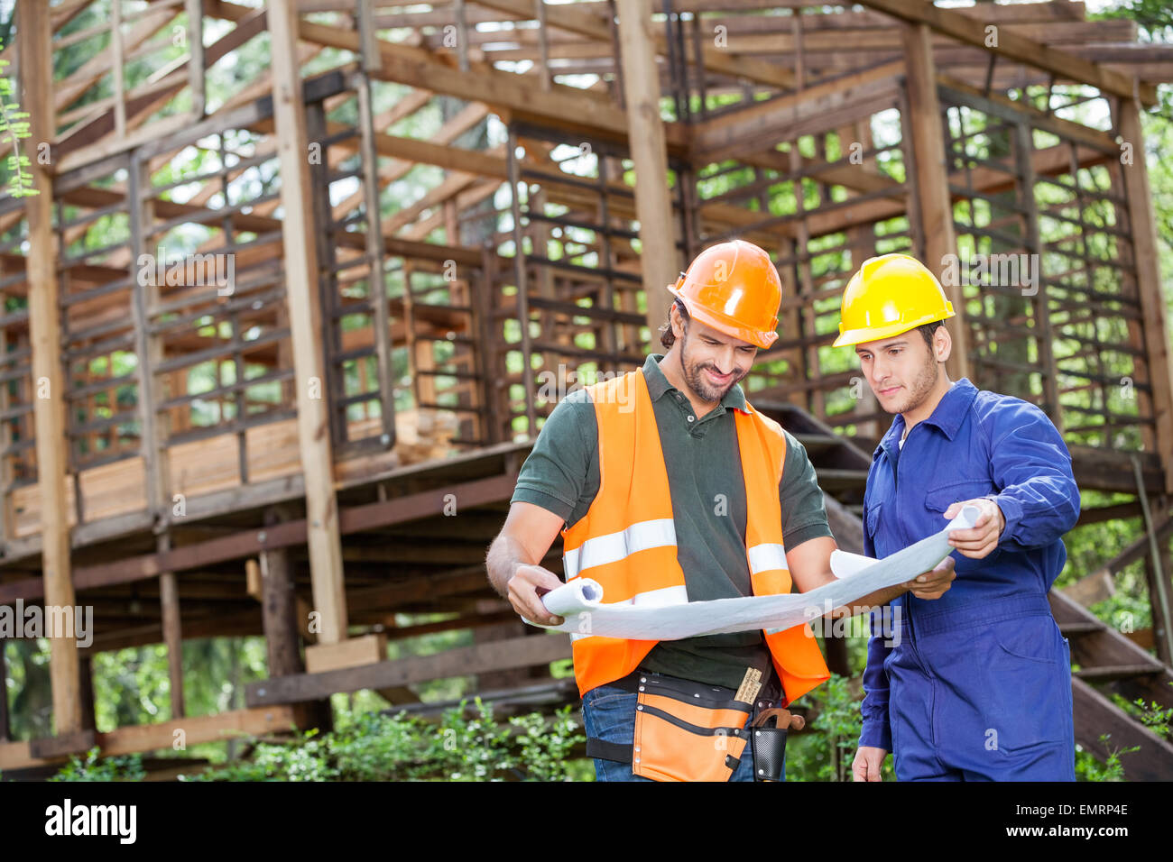 Ingenieure, die Analyse von Blueprint außerhalb Holzhütte Stockfoto