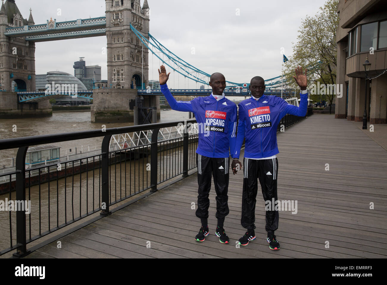 Wilson Kipsang & Dennis Kimetto stehen hand an die Jungfrau Geld London Marathon Elite Männer Photocall von Tower Bridge Stockfoto