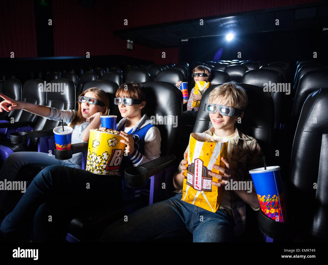 Geschwister mit Snacks im 3D Kino Stockfoto
