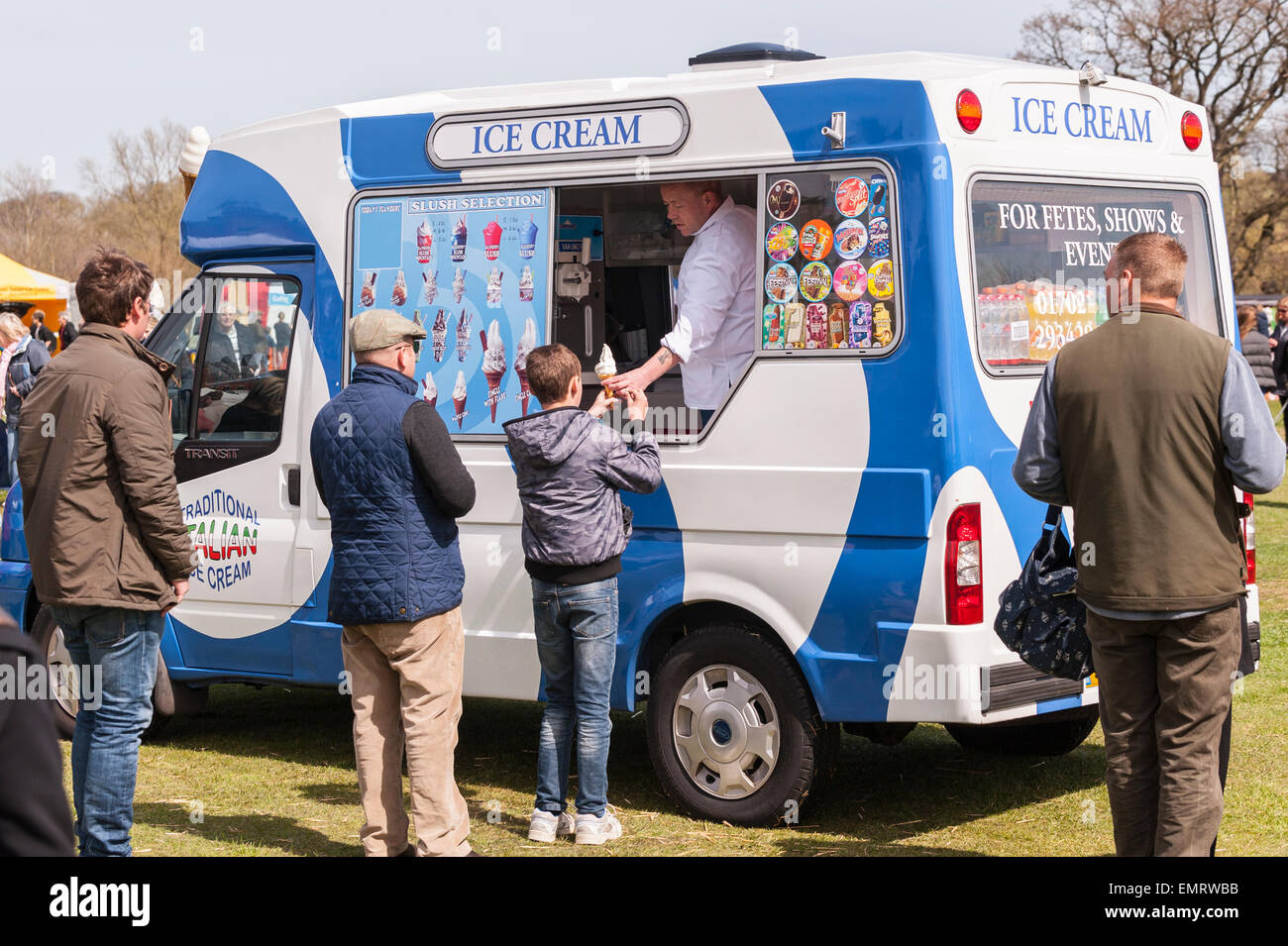 Menschen kaufen Eis aus der Eiswagen auf Framlingham Castle Country Show in  Framlingham, Suffolk, England, Großbritannien, Uk Stockfotografie - Alamy