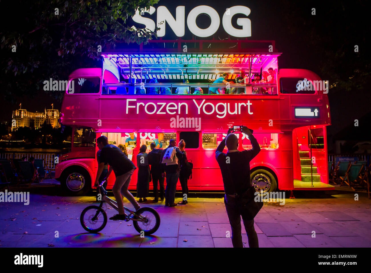 Knutschen Sie gefrorenen Joghurt-Bus auf der Southbank, London, UK Stockfoto
