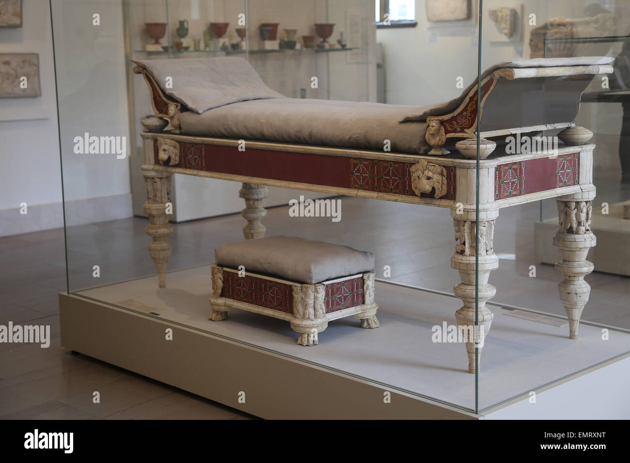 Möbel-Roman. Sofa und Hocker Knochen schnitzen und Glas-Inlays. 2. Jahrhundert n. Chr. Von Rom. Metropolitan Museum. New York, USA Stockfoto