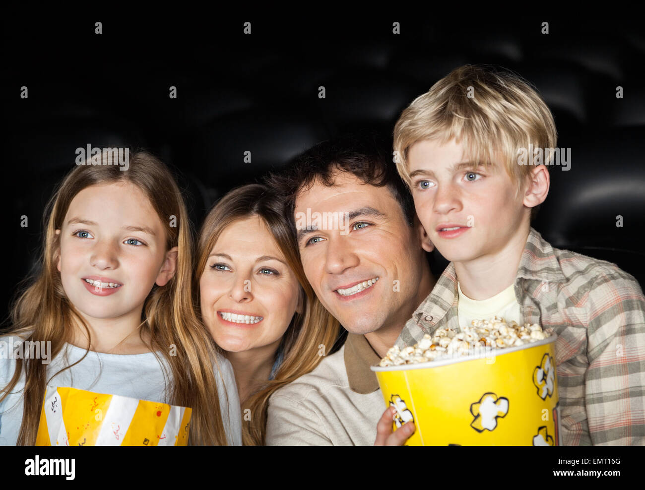 Happy Family Film im Kino anschauen Stockfoto