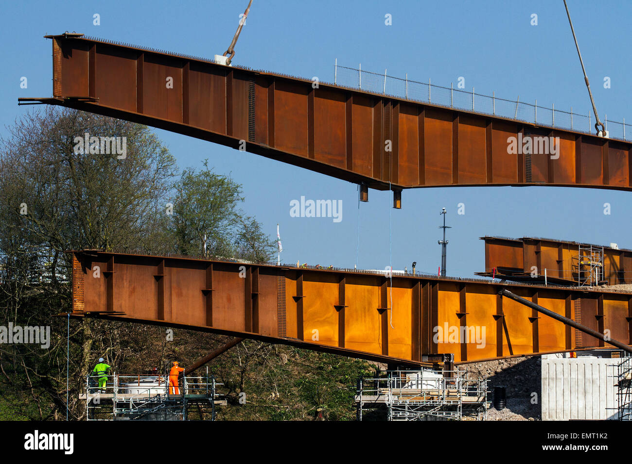Lancaster, Lancashire, UK, 23. April 2015. 2. Aufzug der Spanne für die Heysham zu M6 Link Road Bridge überqueren den Fluss Lune Arbeit an Heysham zu M6 Verbindungsstraße, die Anfang dieses Jahres begann.   Der Lancashire County Council £ 124 Millionen Heysham Link Projekt hat eine neue Phase erreicht, die auf Autobahn Benutzer auswirken. Die neue Straße ist eine 4,8 km zweispurige Kreuzung 34 der M6, eine vollständig umgestaltete Kreuzung mit neuen Zufahrtsstraßen Eröffnung im Sommer 2016 Halbinsel Heysham und Morecambe verlinken.  Bildnachweis: MarPhotographics/Alamy Live-Nachrichten. Stockfoto