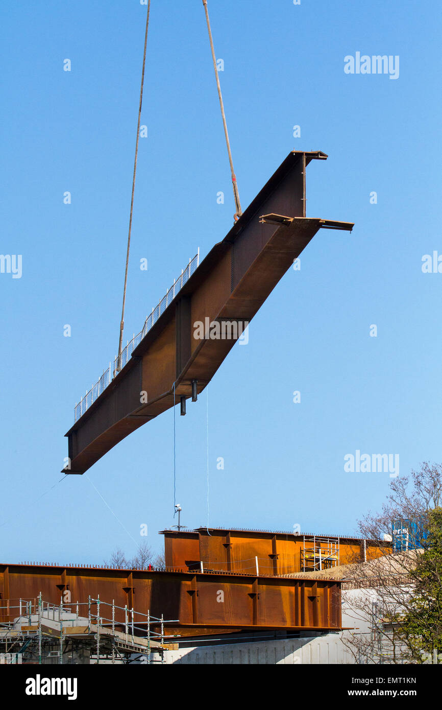 Lancaster, Lancashire, UK, 23. April 2015. 2. Aufzug der Spanne für die Heysham zu M6 Link Road Bridge überqueren den Fluss Lune Arbeit an Heysham zu M6 Verbindungsstraße, die Anfang dieses Jahres begann.   Der Lancashire County Council £ 124 Millionen Heysham Link Projekt hat eine neue Phase erreicht, die auf Autobahn Benutzer auswirken. Die neue Straße ist eine 4,8 km zweispurige Kreuzung 34 der M6, eine vollständig umgestaltete Kreuzung mit neuen Zufahrtsstraßen Eröffnung im Sommer 2016 Halbinsel Heysham und Morecambe verlinken.  Bildnachweis: MarPhotographics/Alamy Live-Nachrichten. Stockfoto