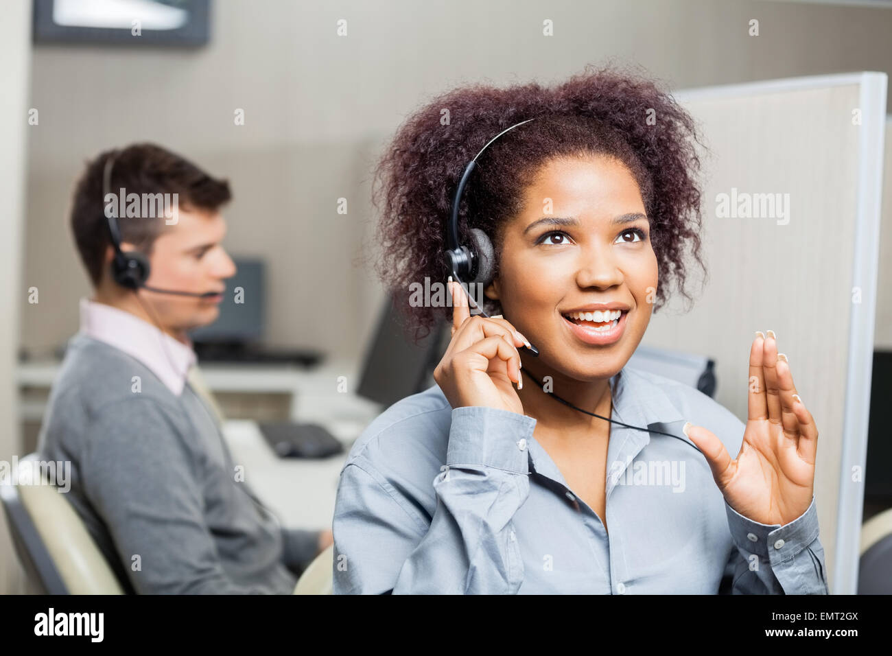 Call Center Agent im Gespräch mit Kunden Stockfoto