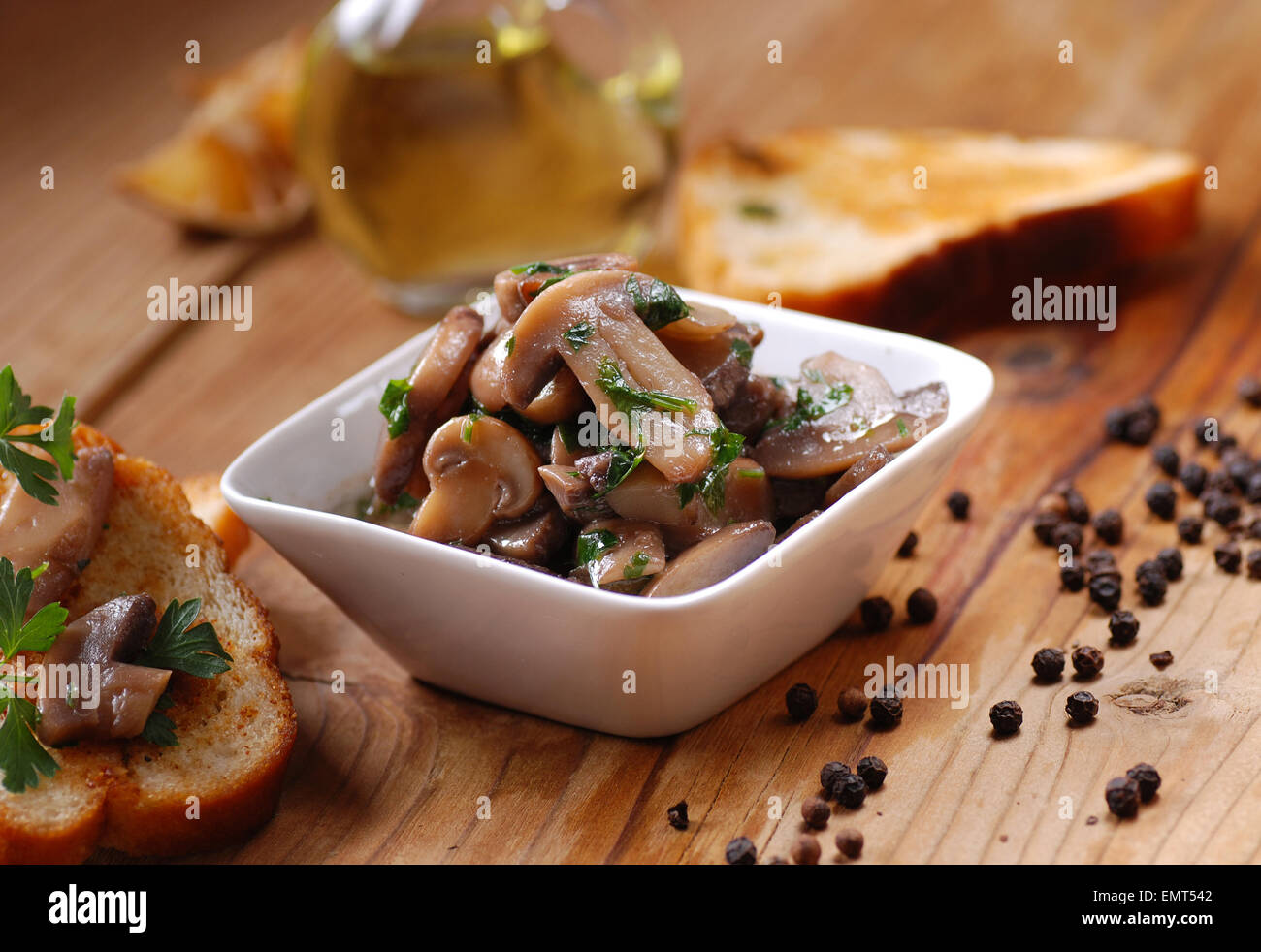 Sautierte Pilze In Kleine Schussel Weiss Stockfotografie Alamy