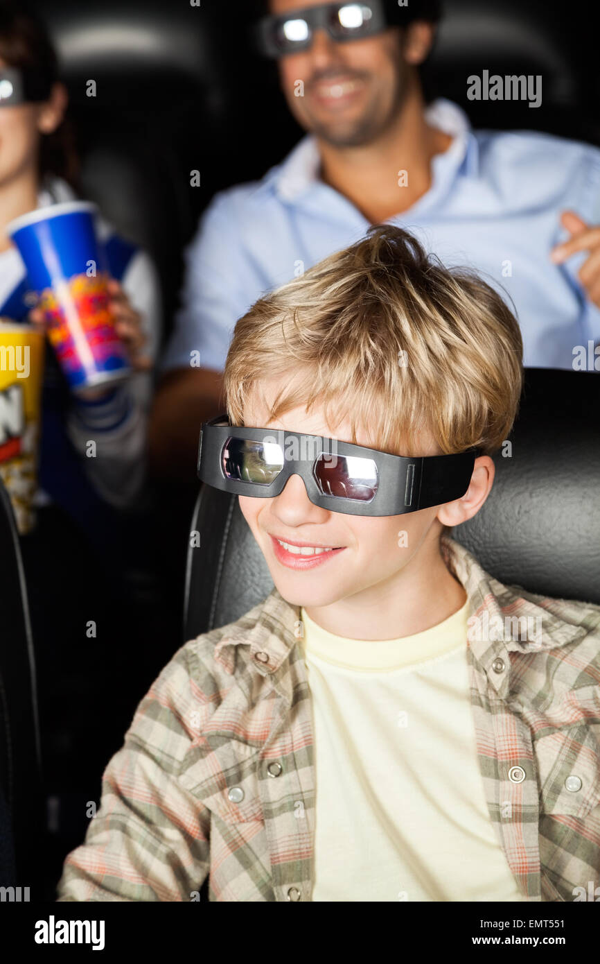 Fröhlicher Junge 3D Film im Theater Stockfoto