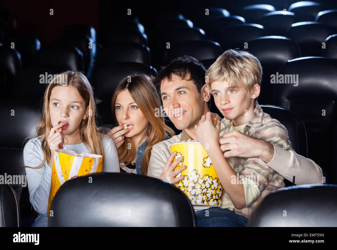 Familie Essen Popcorn Beim Anschauen Films Im Theater Stockfotografie Alamy