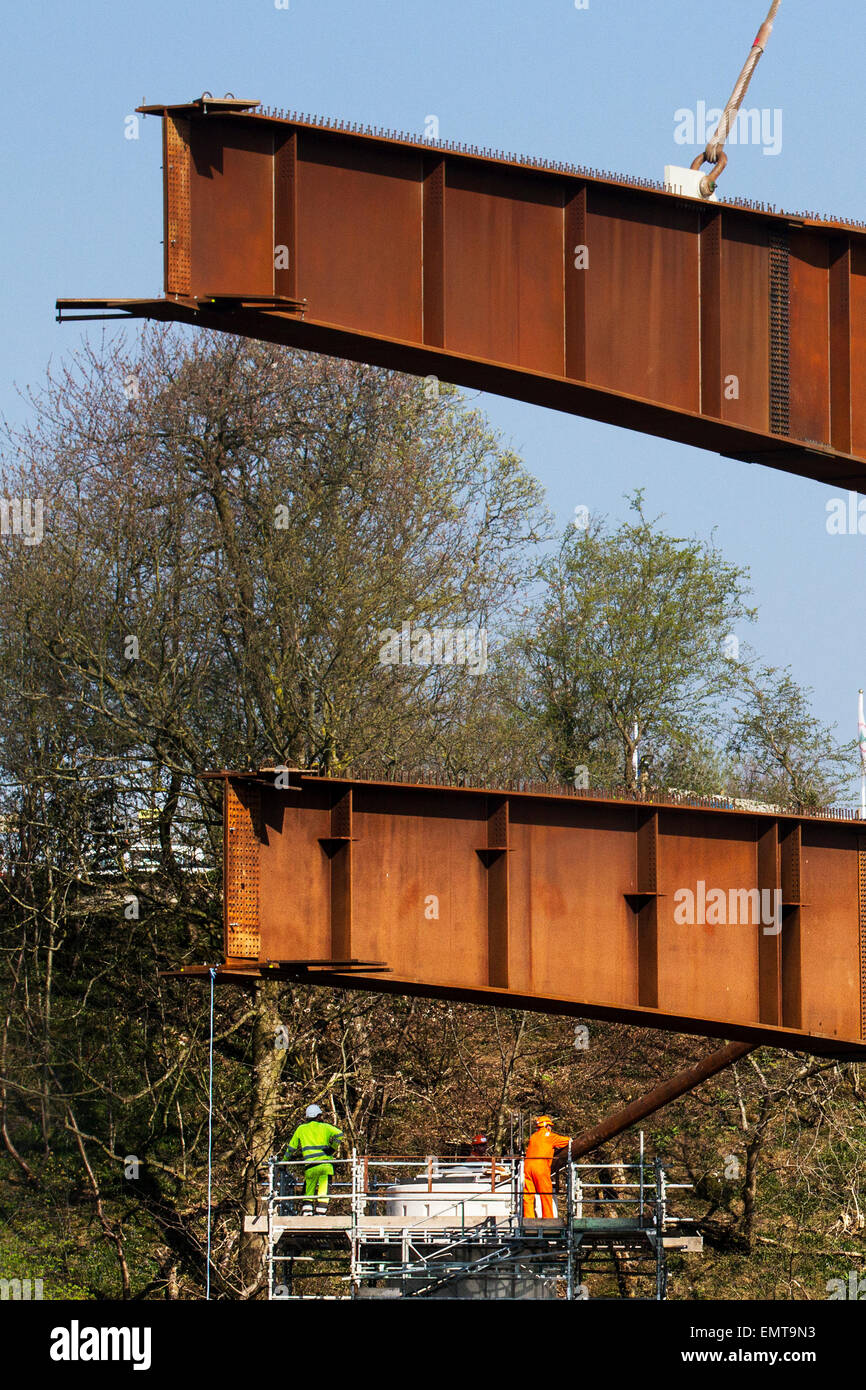 Lancaster, Lancashire, UK, 23. April 2015. 2. Aufzug der Spanne für die Heysham zu M6 Link Road Bridge überqueren den Fluss Lune Arbeit an Heysham zu M6 Verbindungsstraße, die Anfang dieses Jahres begann.   Der Lancashire County Council £ 124 Millionen Heysham Link Projekt hat eine neue Phase erreicht, die auf Autobahn Benutzer auswirken. Die neue Straße ist eine 4,8 km zweispurige Kreuzung 34 der M6, eine vollständig umgestaltete Kreuzung mit neuen Zufahrtsstraßen Eröffnung im Sommer 2016 Halbinsel Heysham und Morecambe verlinken.  Bildnachweis: MarPhotographics/Alamy Live-Nachrichten. Stockfoto