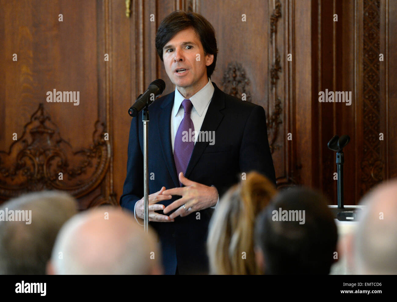 Erlöse aus Christmas Charity-Festival, inszeniert durch Vereinigung der Partner des diplomatischen Korps, erfolgen nach tschechischen NRO in Anwesenheit von US-Botschafter Andrew Schapiro (Bild) in der US-Botschaft Residenz, Prag, Tschechische Republik, 23. April 2015. (CTK Foto/Michal Krumphanzl) Stockfoto