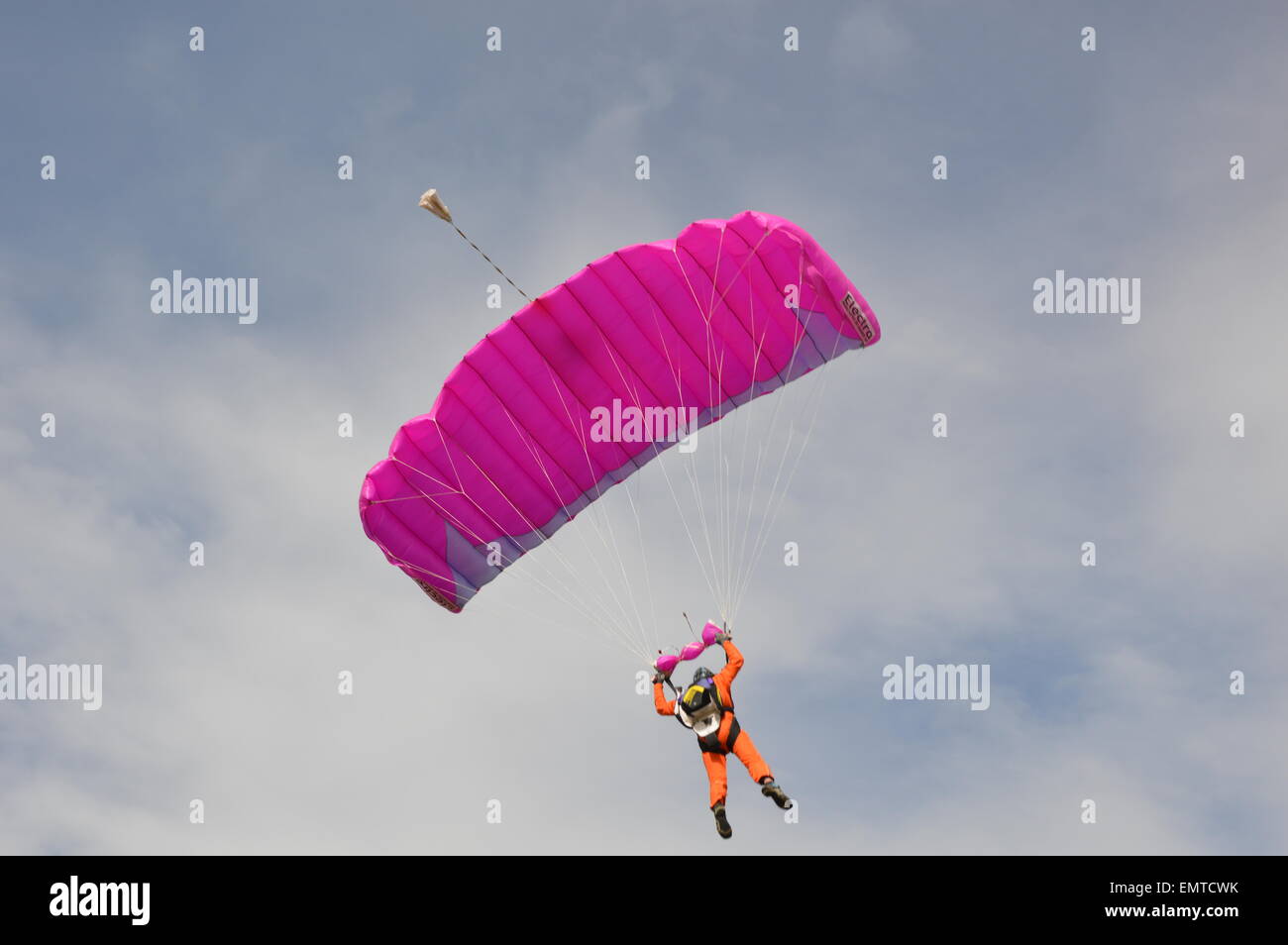 Ein rosa Fallschirm in den Himmel der Provence Stockfoto