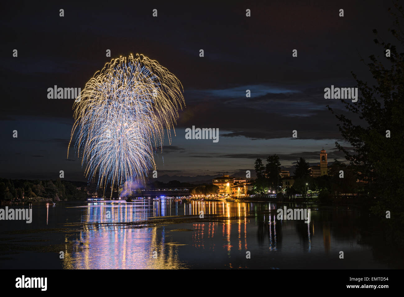 Feuerwerk am Fluss Ticino in einer Sommernacht, Sesto Calende - Varese, Italien Stockfoto