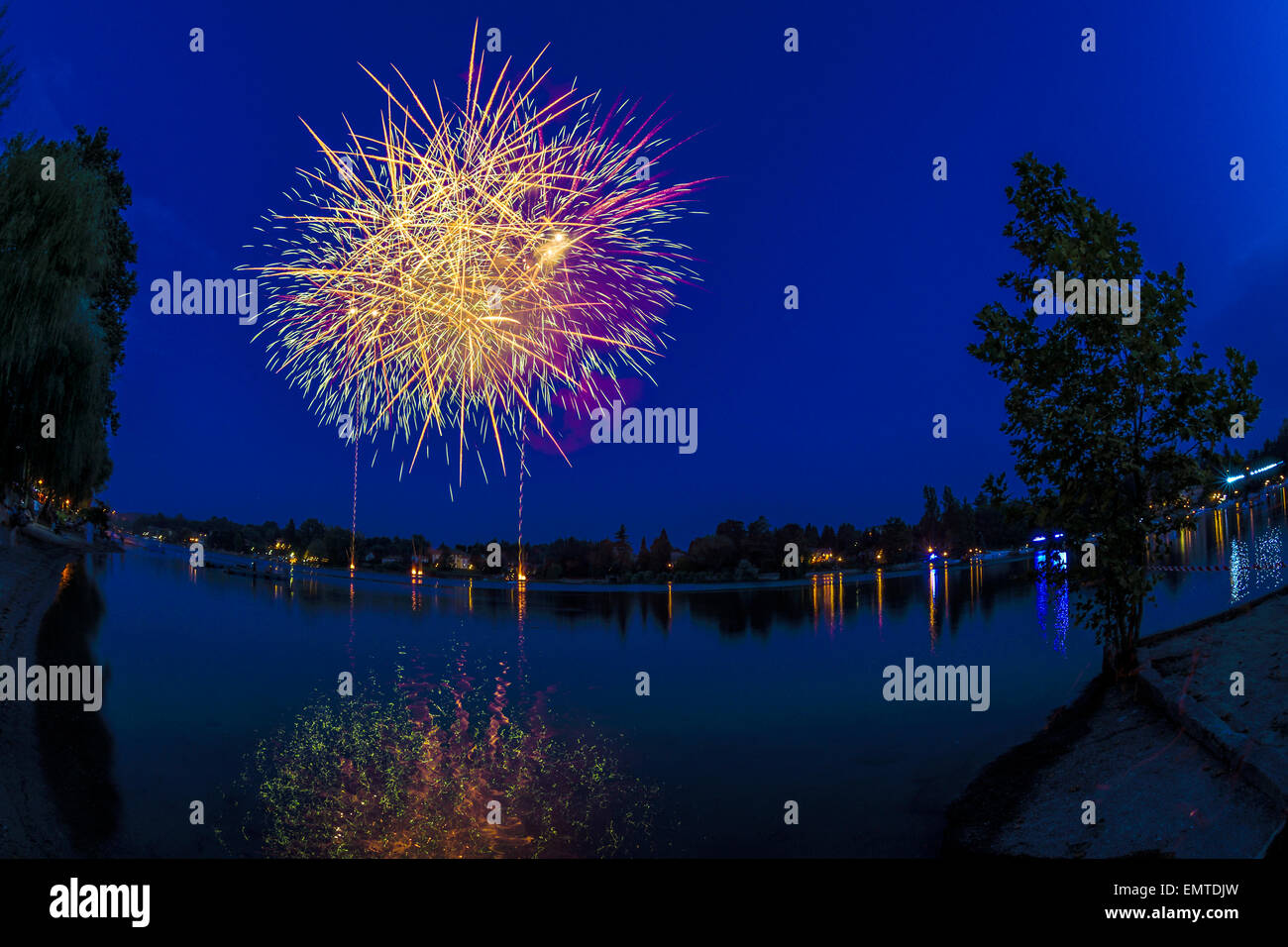Feuerwerk auf dem Fluss Ticino an einem Sommerabend, Sesto Calende - Varese Stockfoto