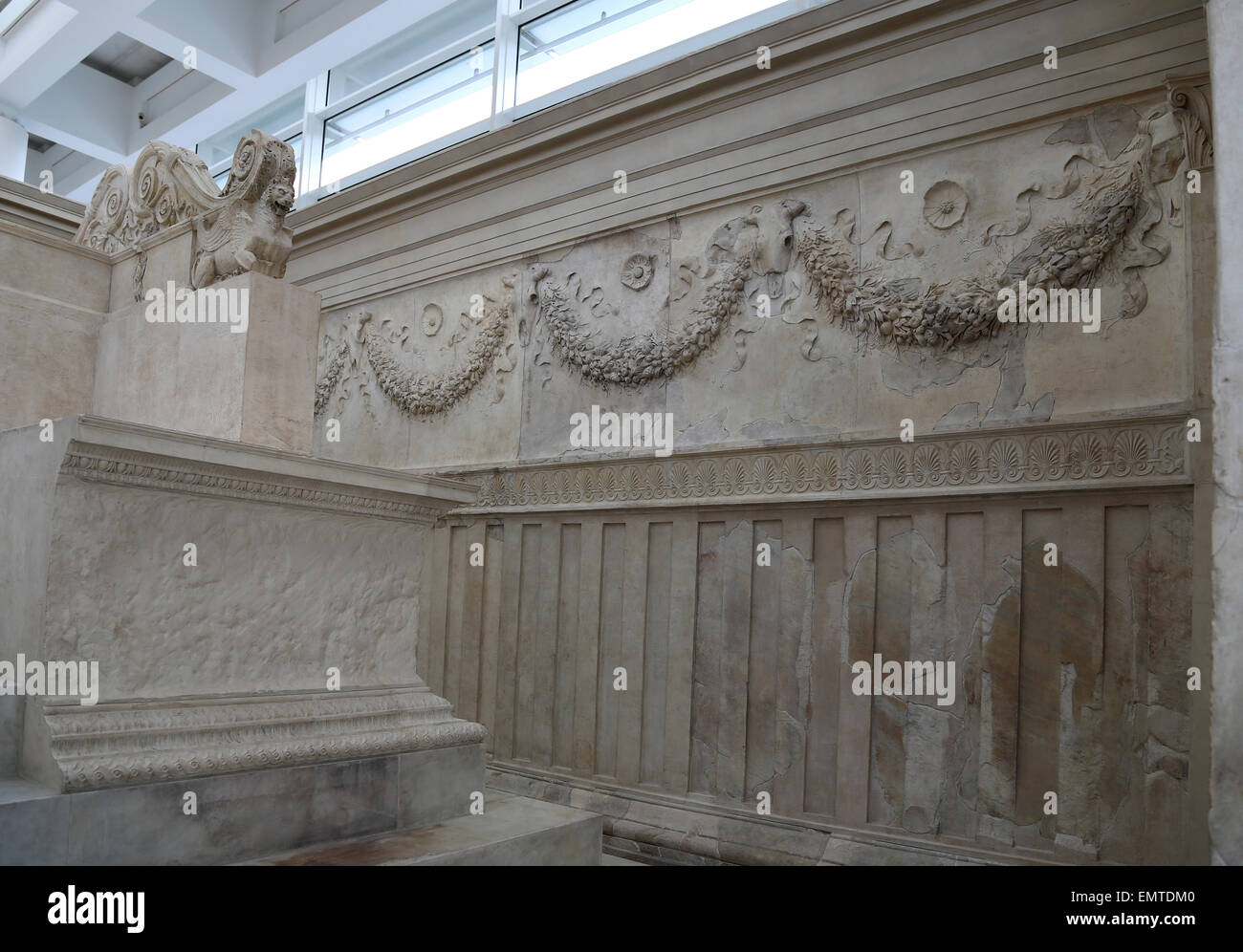 Italien. Rom. Ara Pacis Augustae. Altar der Pax, der römischen Göttin des Friedens. 13-21:00. Im Inneren. Stockfoto