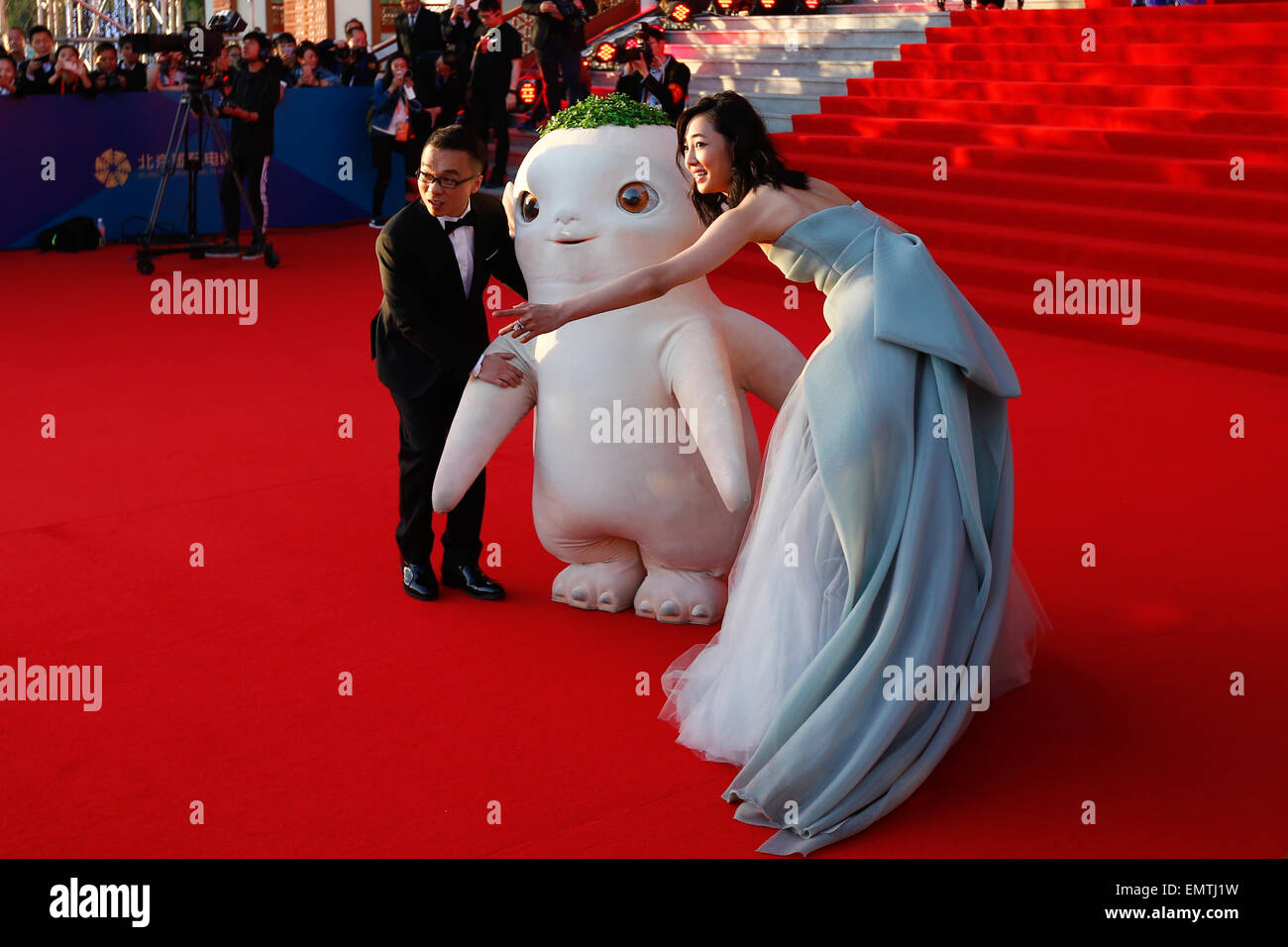 Peking, China. 23. April 2015. Regisseur des Films "Monster Hunt" Xu Chengyi (L) und Schauspielerin Bai Baihe besuchen die Abschlussfeier von der fünften Beijing International Film Festival (BJIFF) in Peking, Hauptstadt von China, 23. April 2015. Die BJIFF hier am Donnerstag geschlossen. Bildnachweis: Yin Gang/Xinhua/Alamy Live-Nachrichten Stockfoto