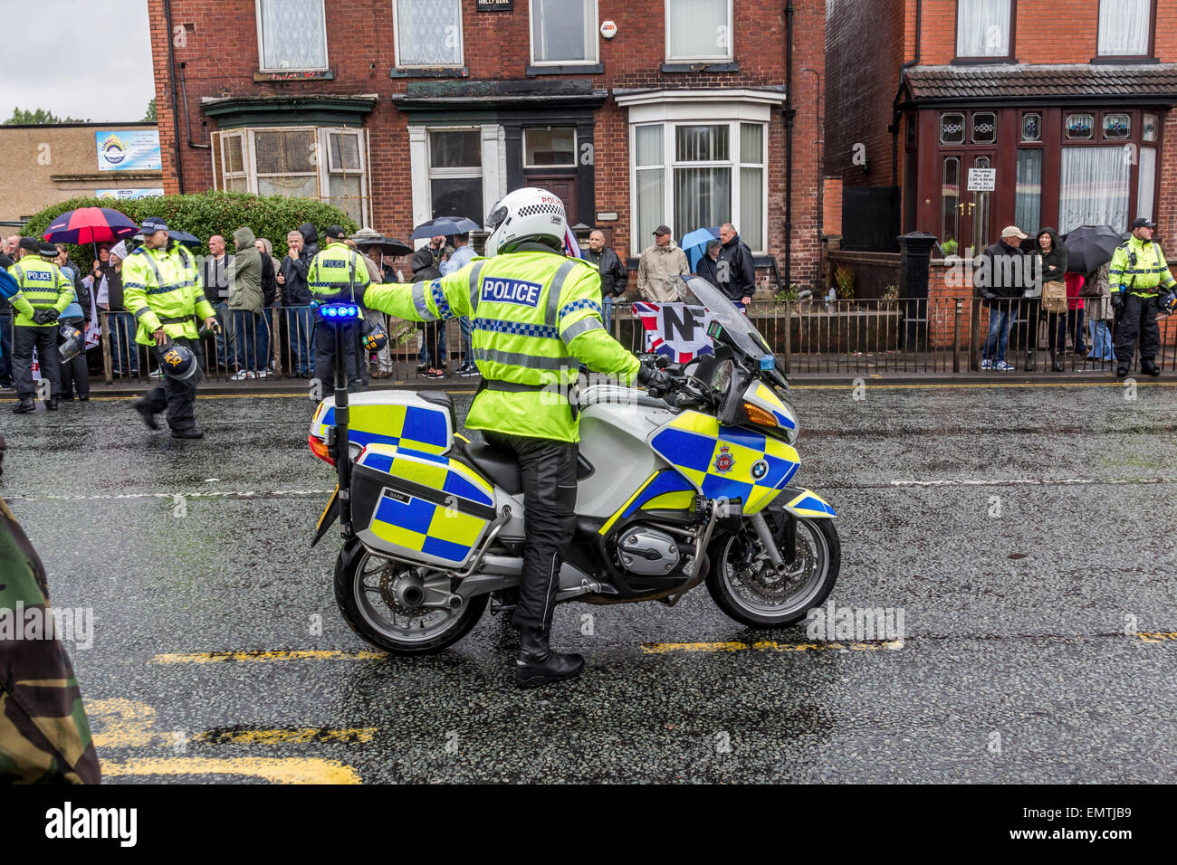 Polizei Motorrad Vorreiter Regie anderen Polizisten im Ordnungsdienst bei einer nationalen front Kundgebung Stockfoto