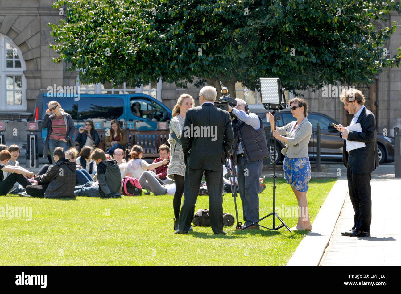 London, England, Vereinigtes Königreich. TV-Crew interviewen Politiker (Paddy Ashdown) am College Green, Westminster Stockfoto