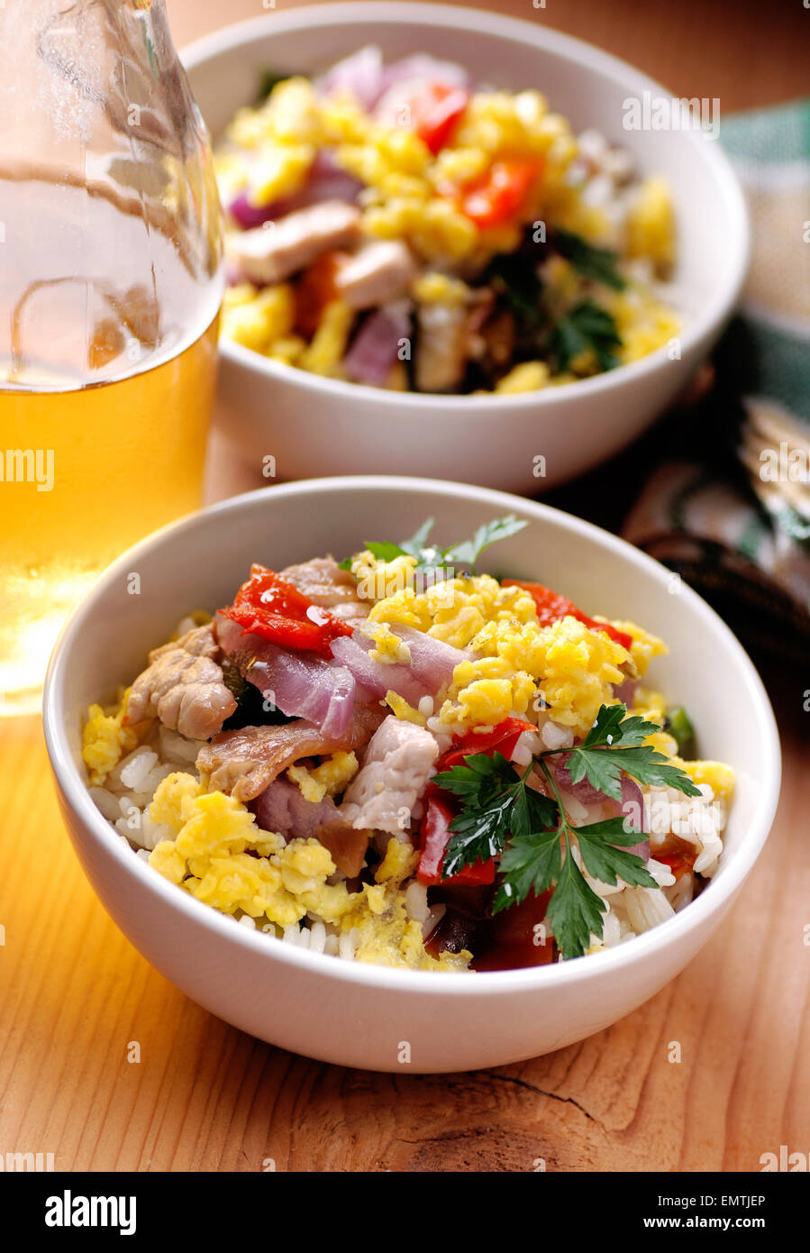 Schweinefleisch, Gemüse und Rührei in Schüssel weiß Stockfoto