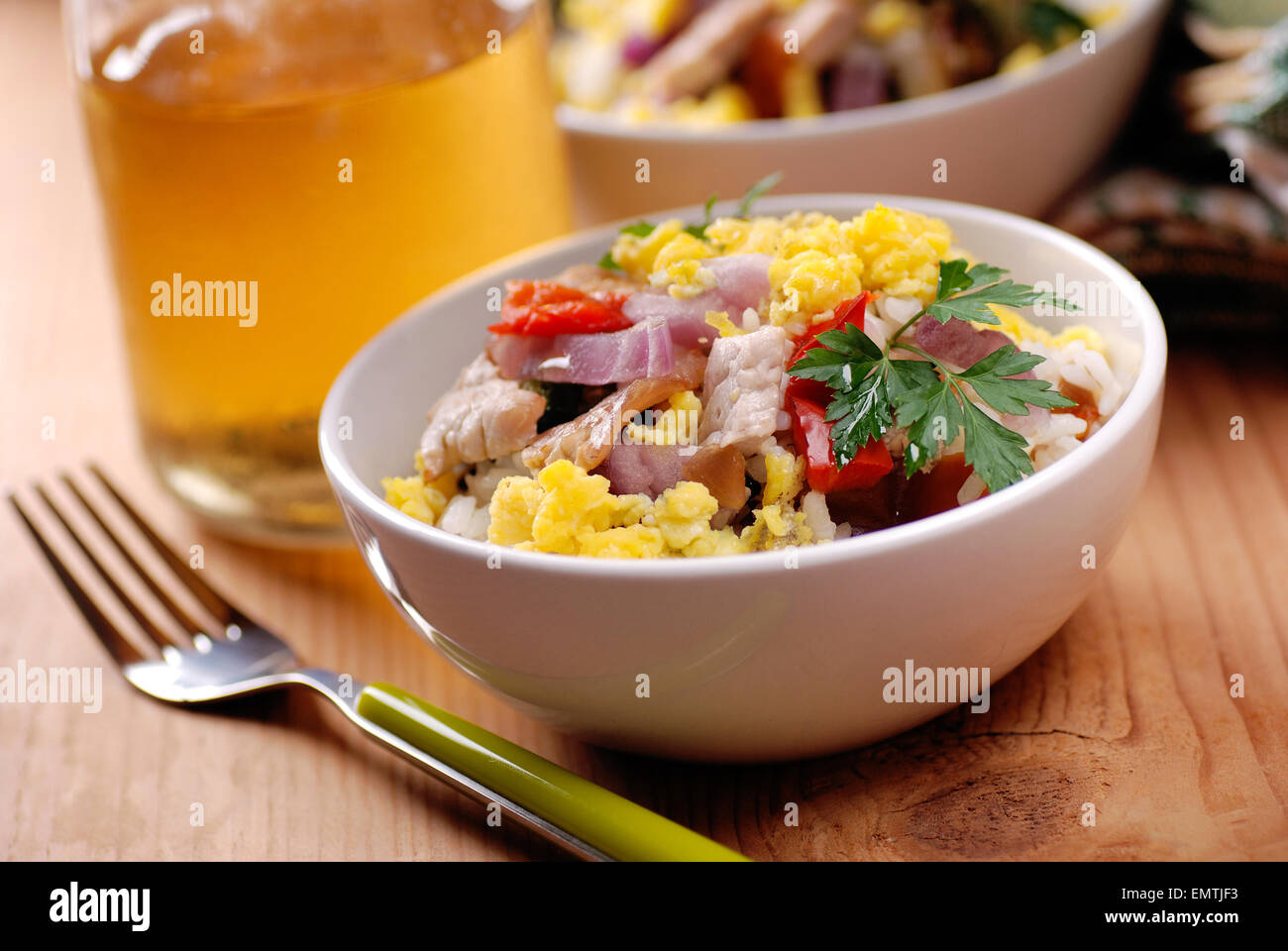 Schweinefleisch, Gemüse und Rührei in Schüssel weiß Stockfoto