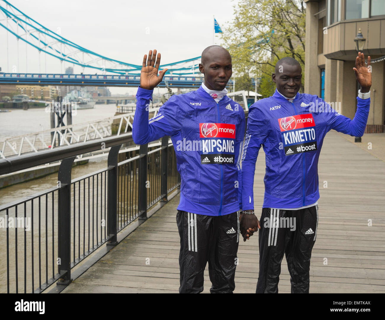 Tower Hotel, London, UK. 23. April 2015. Der Elite Männer an einem Fototermin 3 Tage vor der Jungfrau Geld 2015 London-Marathon teilnehmen. Wilson Kipsang (Ken), letzter Jahre Sieger läuft hand in hand mit Dennis Kimetto (Ken), der aktuelle Weltrekordhalter des Marathons. Bildnachweis: Malcolm Park Leitartikel/Alamy Live-Nachrichten Stockfoto