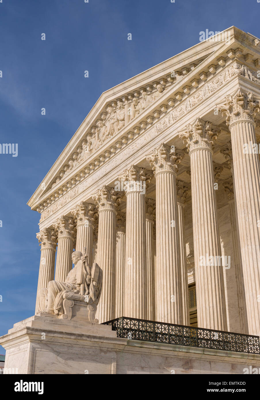 WASHINGTON, DC, USA - Vereinigte Staaten Höchstes Gericht Gebäudehülle. "Die Autorität des Gesetzes" Skulptur von James Earle Fraser. Stockfoto