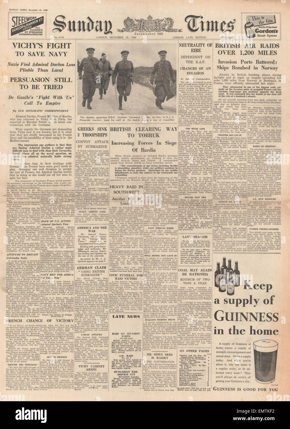 1940-Titelseite Sunday Times Vichy-Frankreich diskutiert Zukunft der französischen Flotte RAF Bombe deutschen Basen im besetzten Europa Stockfoto