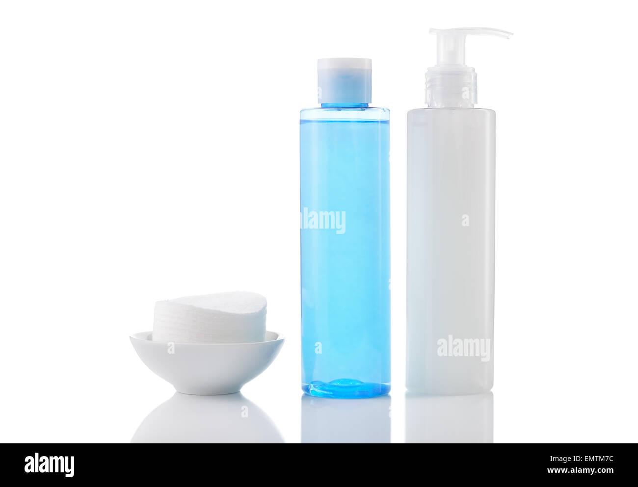 Tägliche Reinigung Kosmetik - Gesicht waschen Reinigungsgel, Glättung, Toner und Baumwolle Reinigung Polster isoliert auf weißem Hintergrund. Stockfoto