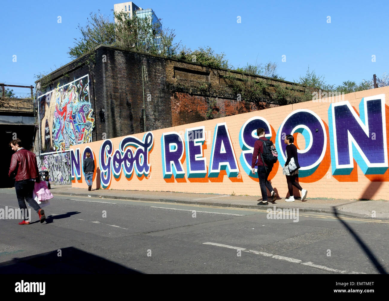Graffito von GARY MS (Mad Gesellschaft Könige) Crew und Lilly Lou Braithwaite Street, Shoreditch, London Stockfoto