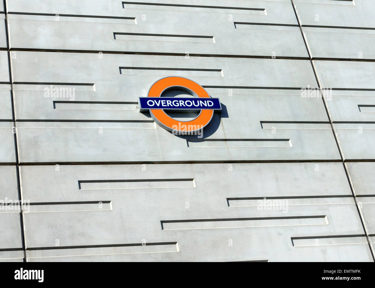 Brücke von Shoreditch High Street Overground Station, London anmelden Stockfoto